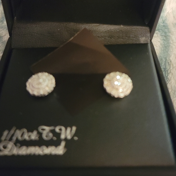 Diamond earrings..1/10 total weight, sterling silv - Picture 2 of 2